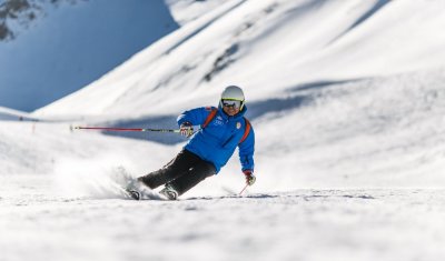 Le ski sollicite articulations et chaînes musculaires.