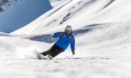 Le ski sollicite articulations et chaînes musculaires.