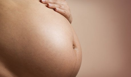 Votre ostéopathe vous accompagne durant votre grossesse .